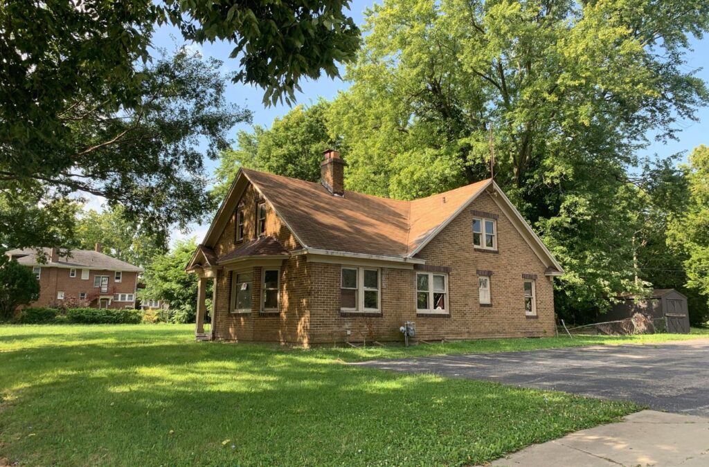 Exterior view of a home in Jacksonville, AR purchased by Scotty Cash Buys Houses, showing expertise in fast and reliable cash home buying services.