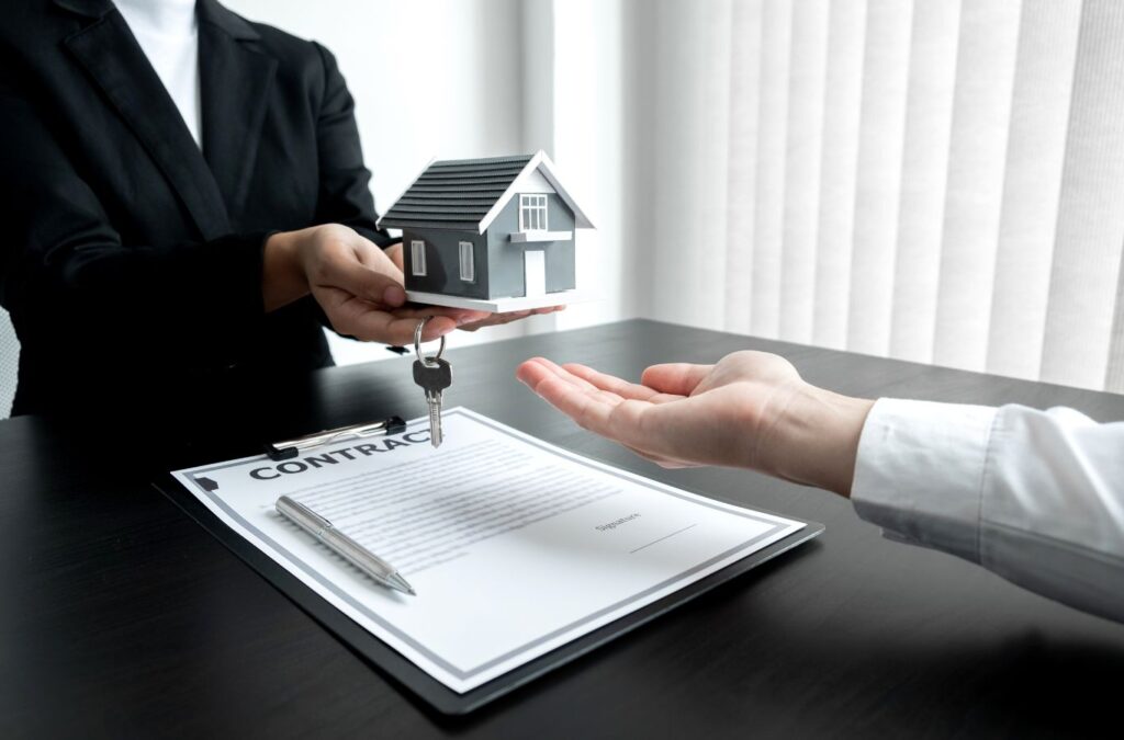 Scotty Cash Buys Houses expert evaluating a property in Searcy, AR, emphasizing professionalism, trust, and fast home closings. Cash Home Buyers near me.